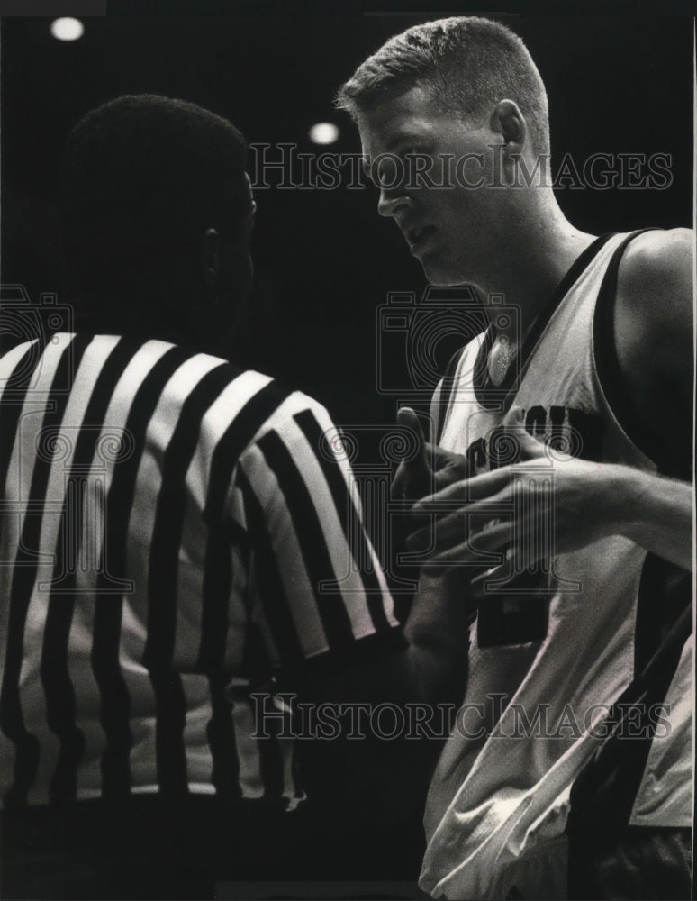 1994 Press Photo Wisconsin basketball player, Sean Daugherty talks to referee- Historic Images
