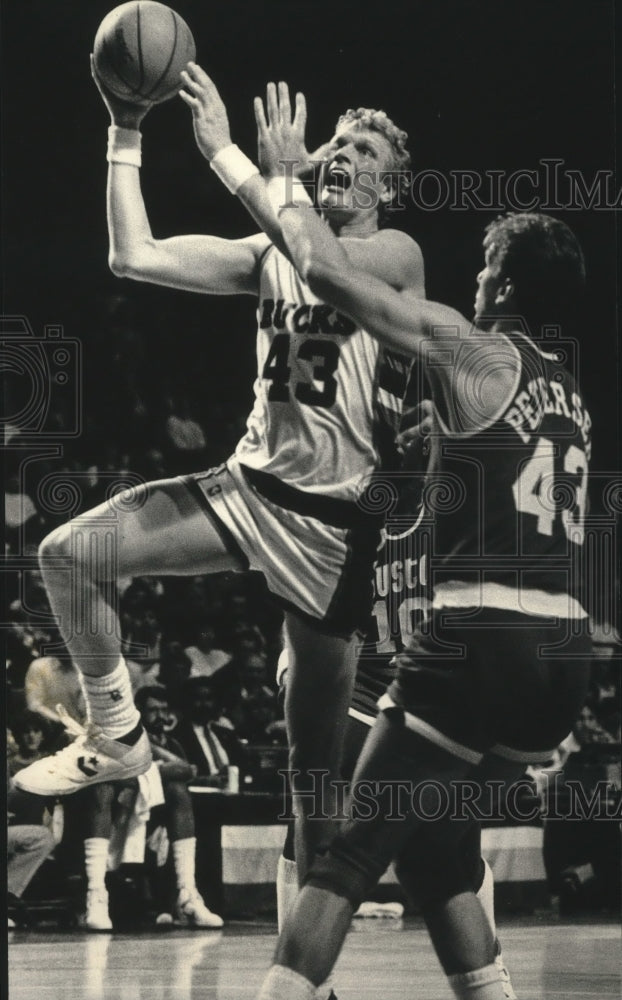 1988 Press Photo Milwaukee Bucks&#39; Center Jack Sikma Drives With Basketball- Historic Images