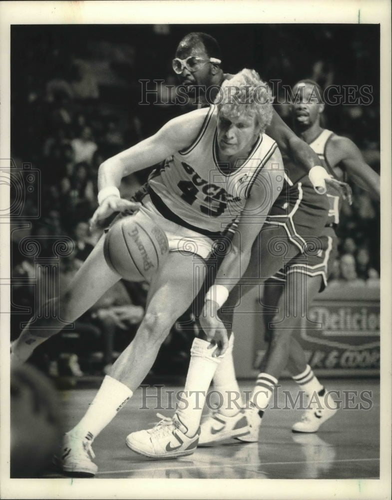 1987 Press Photo Bucks basketball player,Jack Sikma, hustles ball away with ball- Historic Images