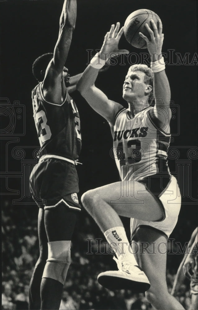 1987 Press Photo Milwaukee basketball&#39;s Jack Sikma puts up shot over Roy Hinson- Historic Images