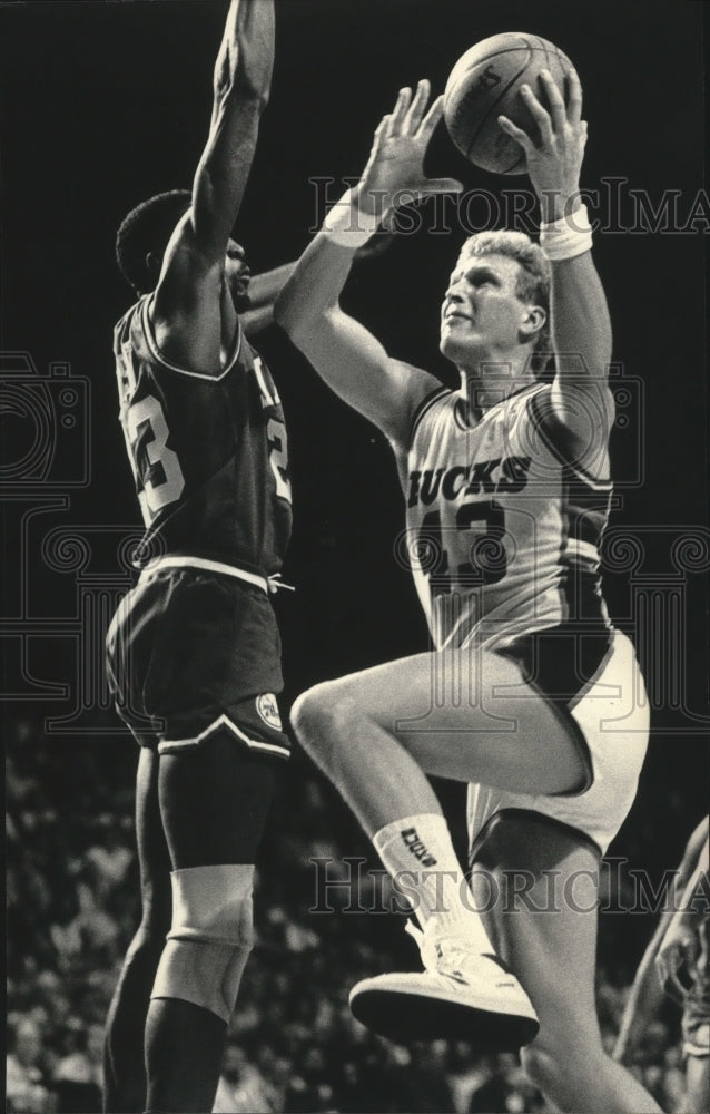 1987 Press Photo Milwaukee basketball's Jack Sikma puts up shot over Roy Hinson- Historic Images