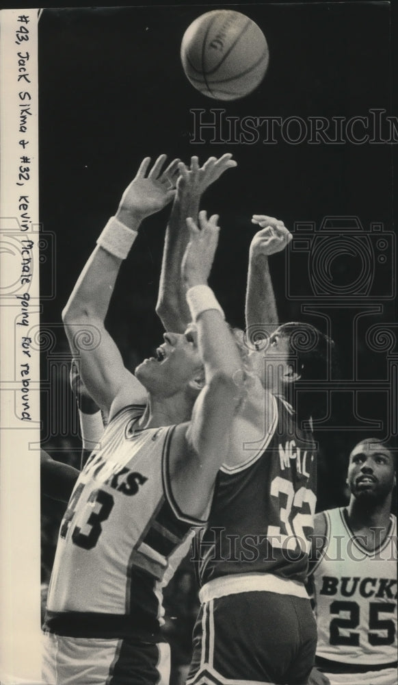 1987 Press Photo Bucks&#39; Jack Sikma And Celtics&#39; Kevin McHale In Basketball- Historic Images