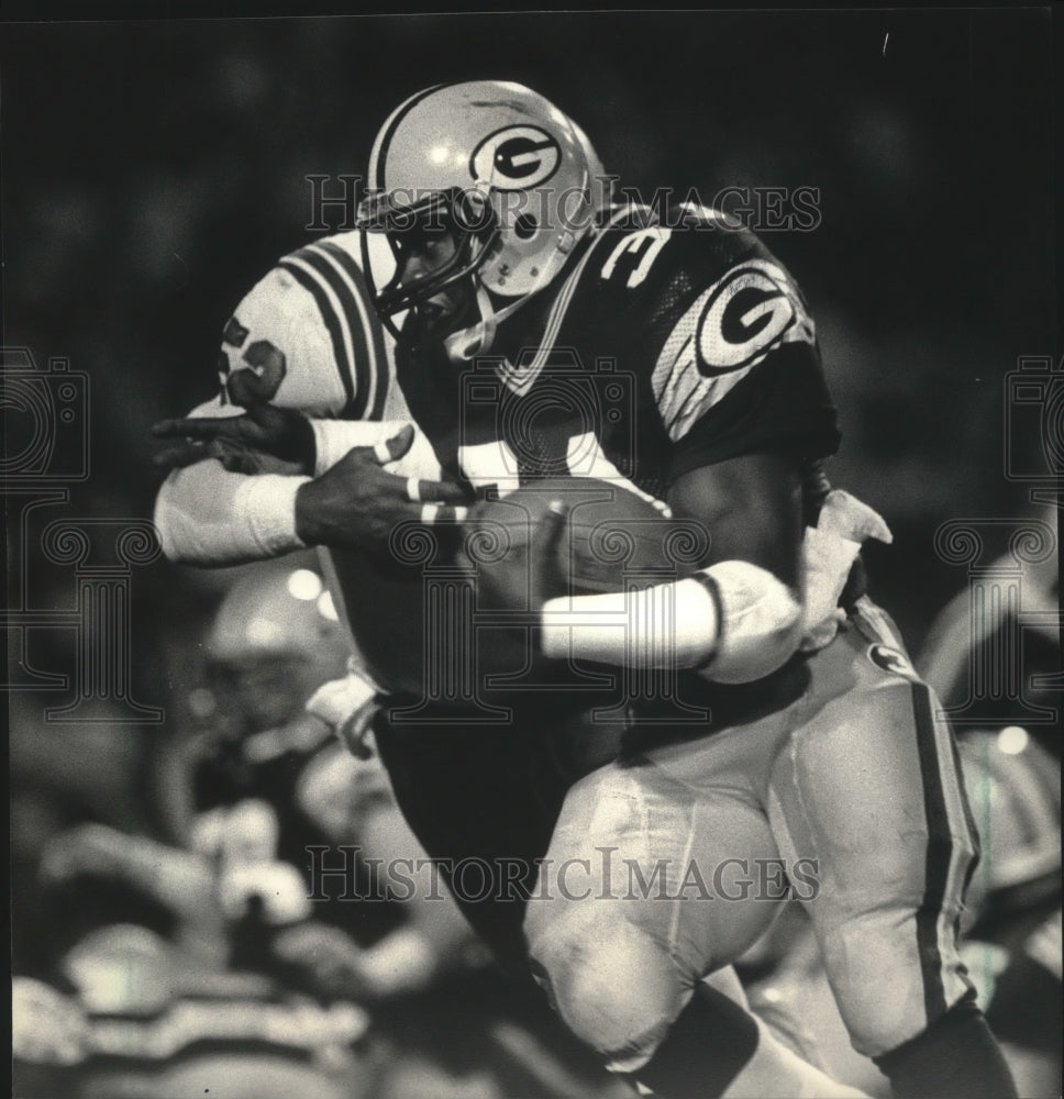 1986 Press Photo Green Bay Packers' Gerry Ellis tries to run past Johnny Rembert - Historic Images