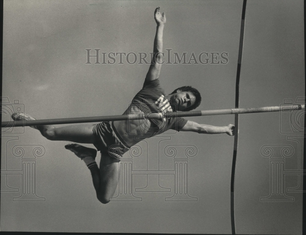 1987 Press Photo Wisconsin track &amp; field pole vaulter, Andy Elliott, in action - Historic Images