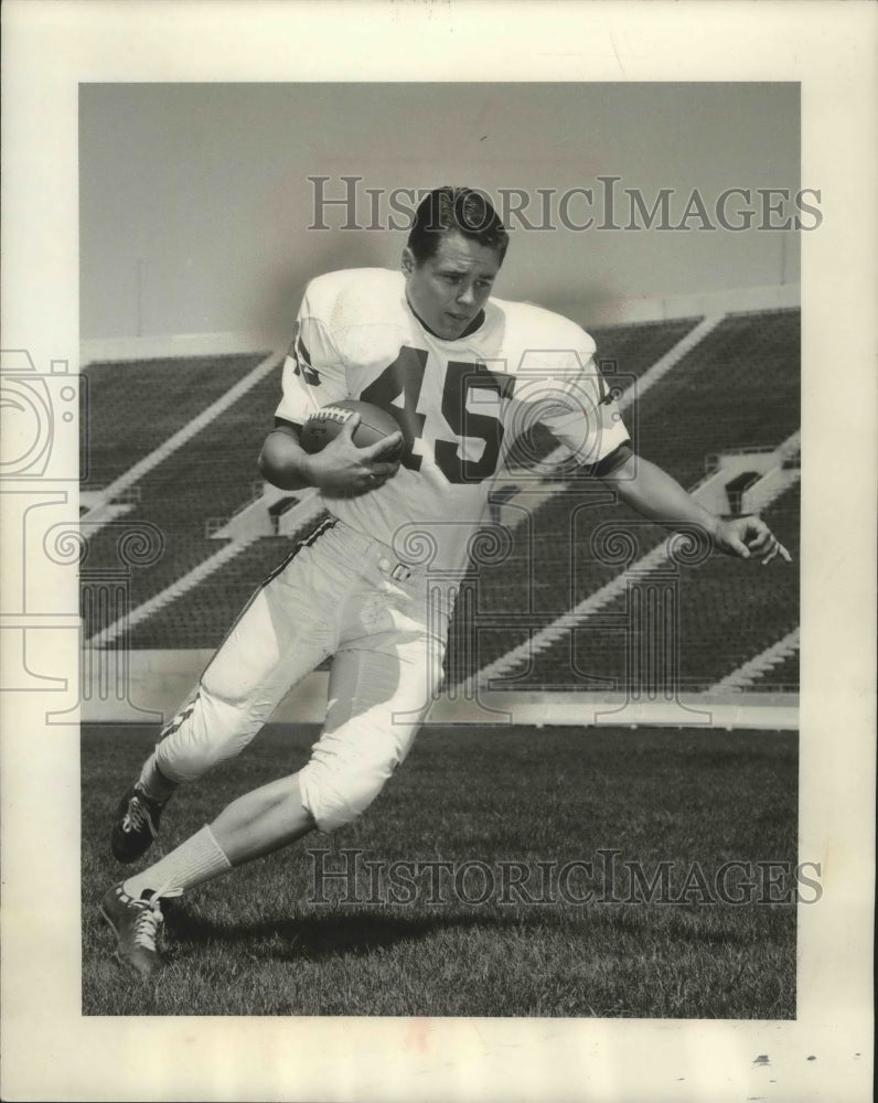 1982 Press Photo Indiana University halfback Bruce Ellwanger runs the ball - Historic Images