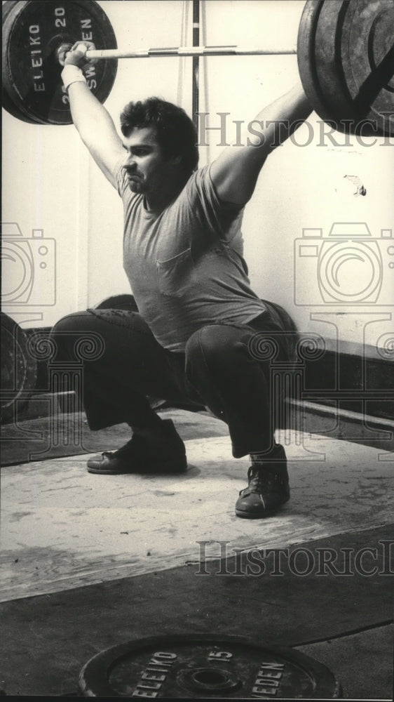 1986 Press Photo Weightlifter Gary Eigenberger demonstrates snatch lift - Historic Images