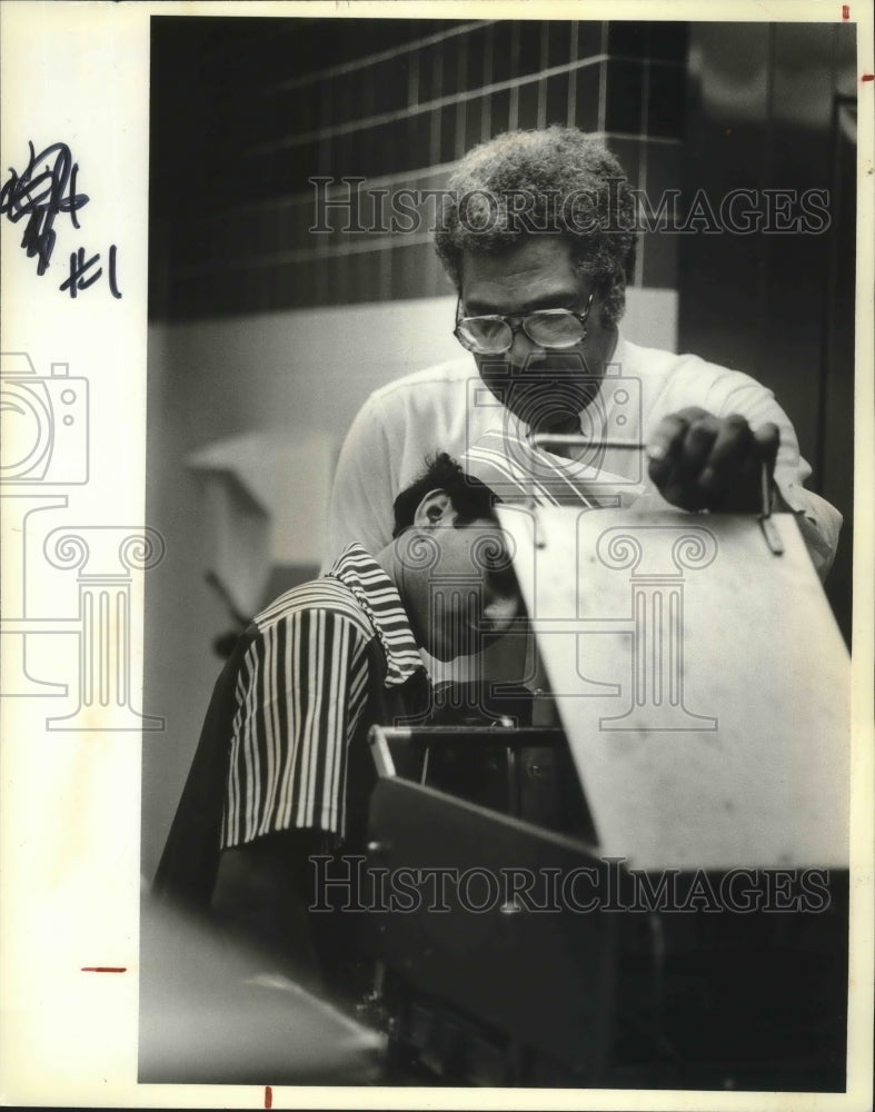 1981 Press Photo Wayne Embry watches setup man clear up toaster problem - Historic Images