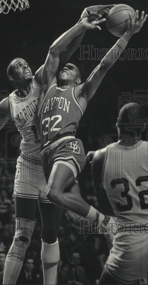 1986 Press Photo Marquette basketball's Walter Downing blocks a Dayton shot- Historic Images