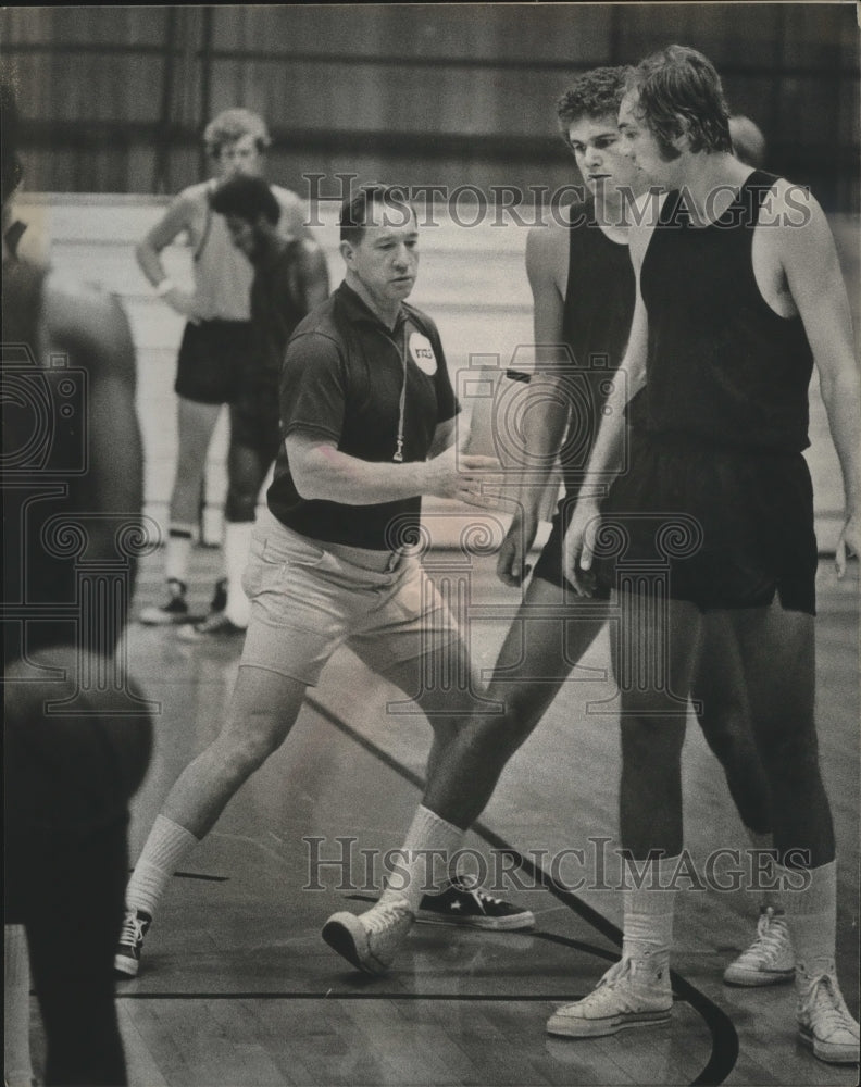 1974 Coach Larry Costello coaching Wayne Smith (r) and Kevin Restani - Historic Images