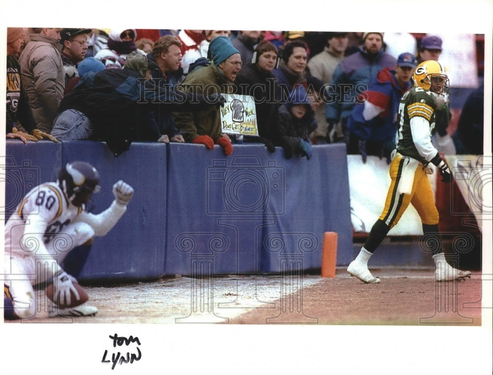 1993 Press Photo Minnesota&#39;s Carter catches ball for score over Packers Buckley.- Historic Images