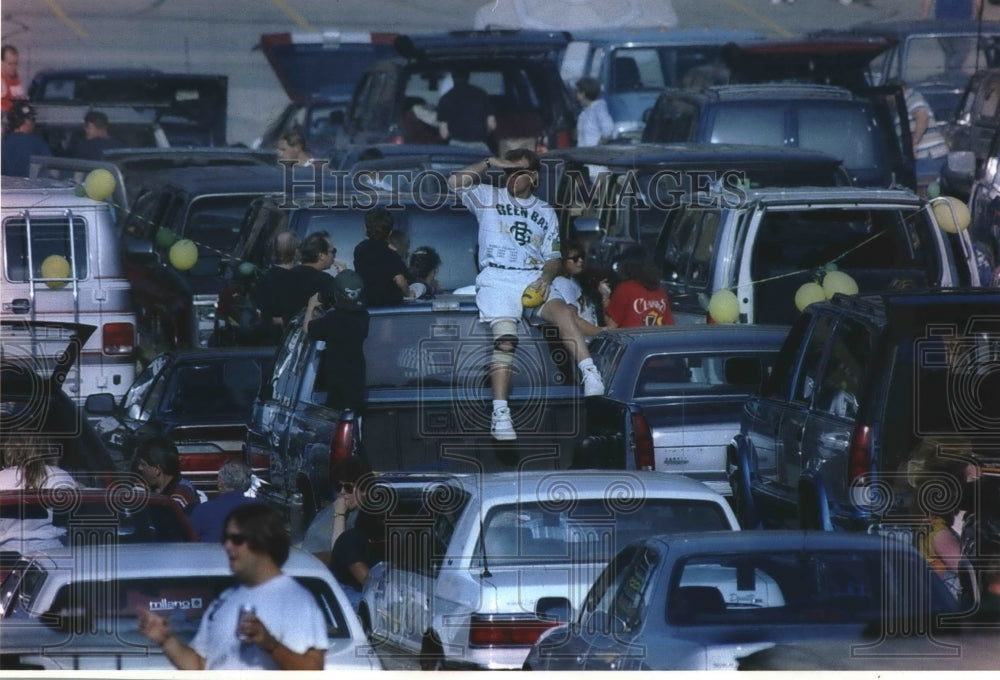 1993 Press Photo Tom Wiebe of Chicago sits on his car in Packers parking lot.- Historic Images
