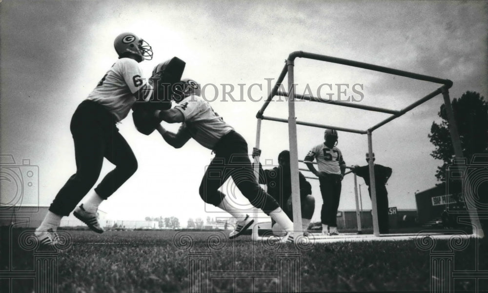 1980 Press Photo Larry McCarren in blocking drill at Packers minicamp.- Historic Images