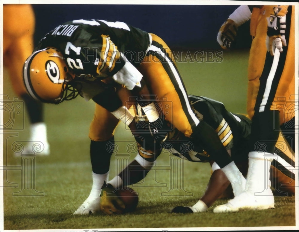 1993 Press Photo Packers&#39; Terrell Buckley consoles Corey Harris, County Stadium- Historic Images