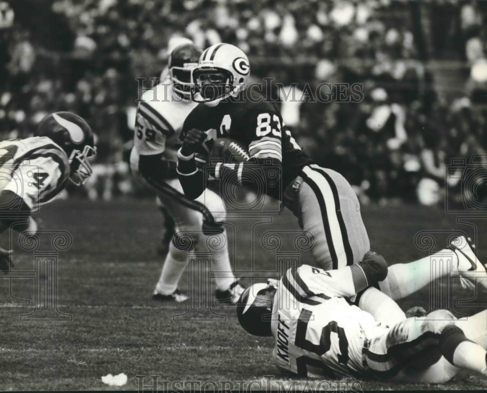 1981 Press Photo Packers John Jefferson gets ball before Kurt Knoff tackles him.- Historic Images