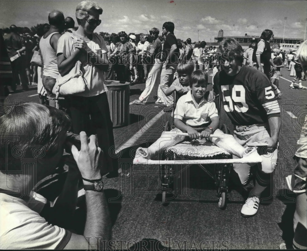 1980 Press Photo Green Bay Packers player takes pictures with disabled children- Historic Images