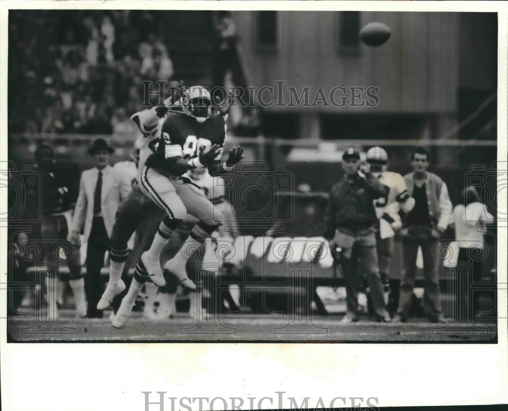 1980 Press Photo Packers&#39; Aundra Thompson Tries To Catch Football Against Dallas- Historic Images