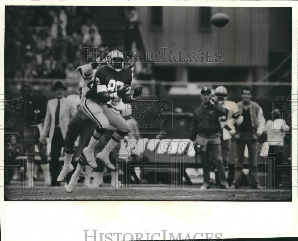 1980 Press Photo Packers' Aundra Thompson Tries To Catch Football Against Dallas- Historic Images