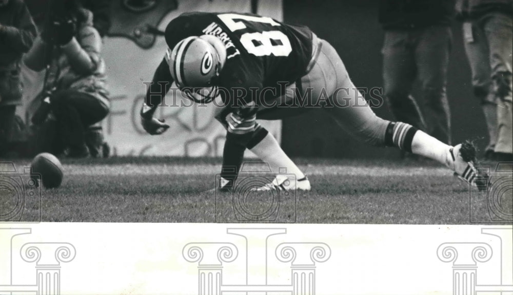1980 Press Photo Green Bay Packer Bill Larson Went After Football On Ground - Historic Images