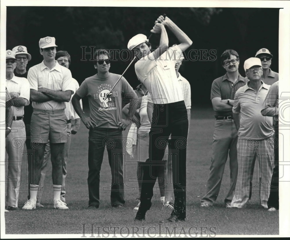 1985 Press Photo Golfer Jack Renner tees off at Greenfield Park in Wisconsin- Historic Images