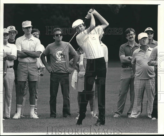 1985 Press Photo Golfer Jack Renner tees off at Greenfield Park in Wisconsin- Historic Images
