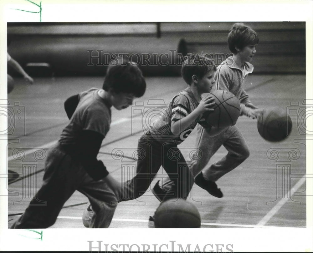 1985 Press Photo 8-To-10 Year Old Boys Dribble Basketballs At Galesville High - Historic Images