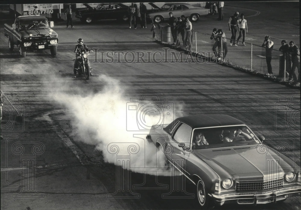 1985 Press Photo Driver Kurt Ackermann smokes tires to warm up for drag race - Historic Images