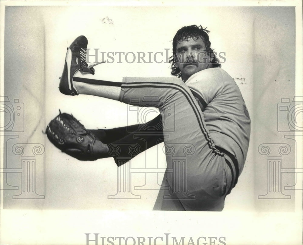 1985 Press Photo Brewer's pitcher Pete Vuckovich winds up for pitch.- Historic Images