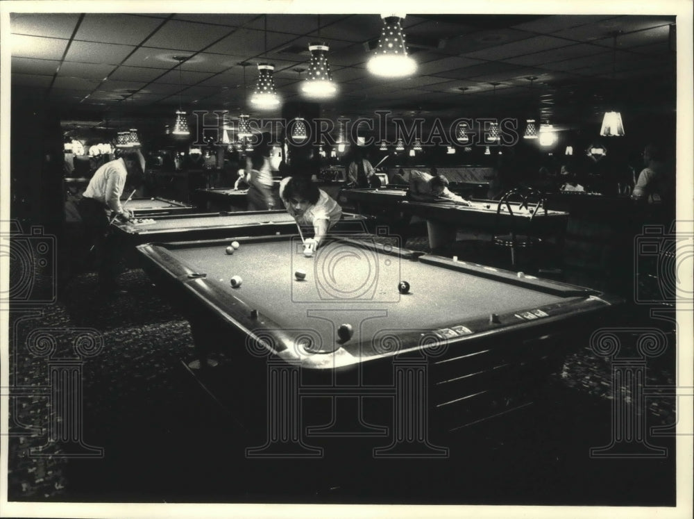 1987 Press Photo Casey Aanekoa lines up a shot on billiards table at Romine's- Historic Images