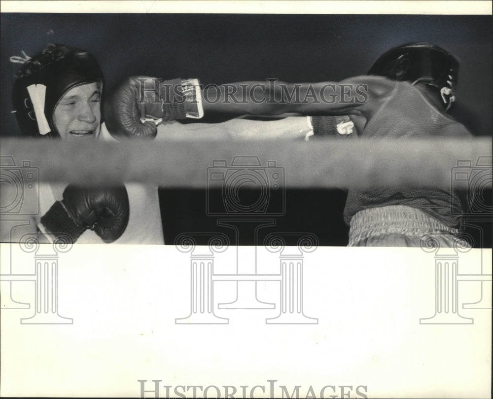 1984 Press Photo Todd Linne & Gregory Trice battle in Golden Glove State Finals- Historic Images