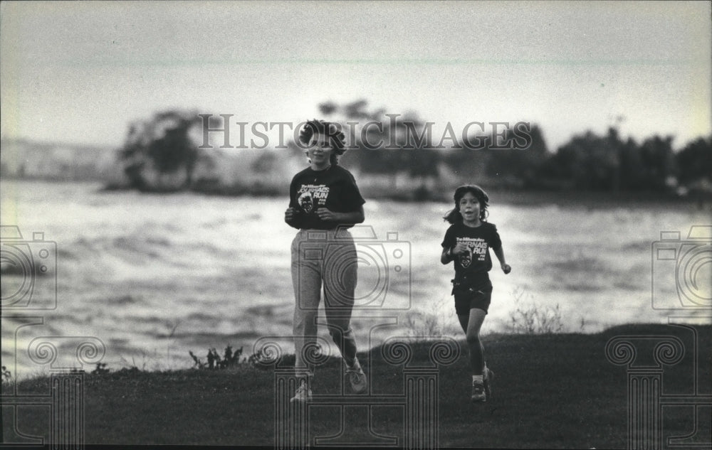 1984 Press Photo Betty Perry and Samantha prepare to run in Al McGuire Race- Historic Images