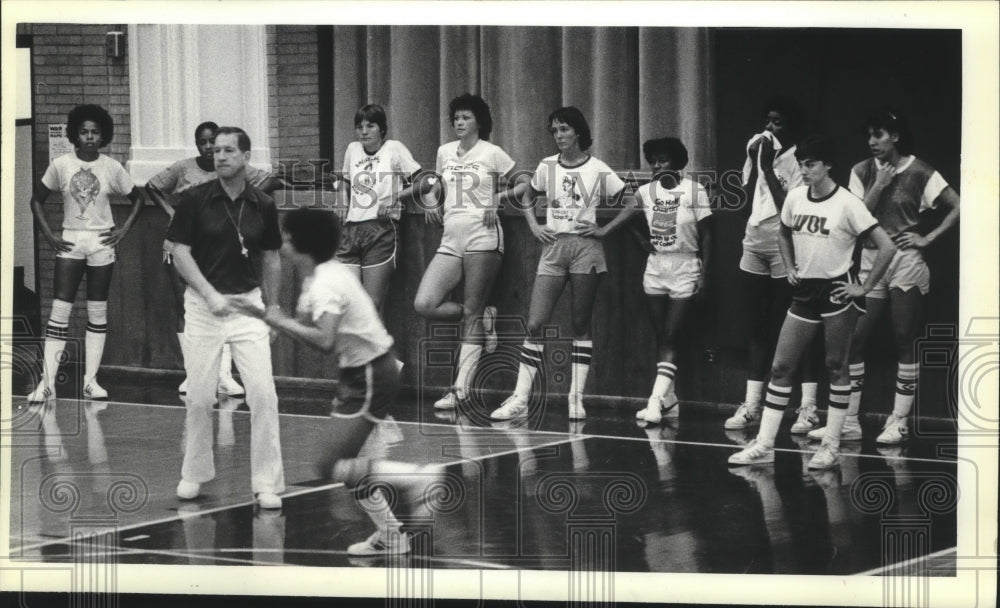 1979 Press Photo Larry Costello with team Milwaukee Does during practice. - Historic Images