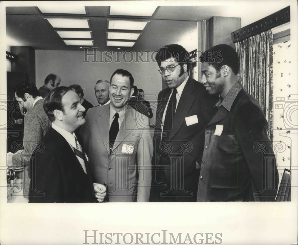 1972 Press Photo Milwaukee Bucks&#39; coach Larry Costello with others - mjt08208- Historic Images