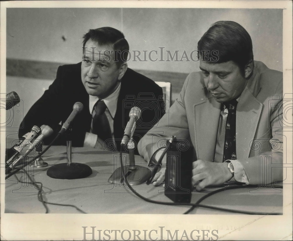 1976 Press Photo Milwaukee Bucks&#39; president Bill Alverson &amp; Coach Larry Costello- Historic Images