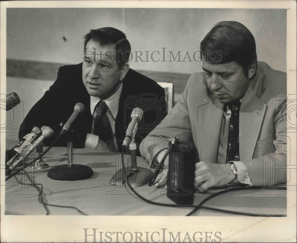1976 Press Photo Milwaukee Bucks' president Bill Alverson & Coach Larry Costello- Historic Images