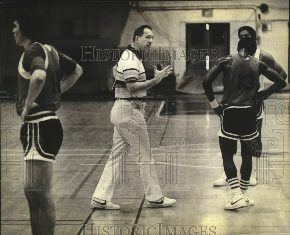 1982 Press Photo Utica College basketball coach Larry Costello during practice- Historic Images