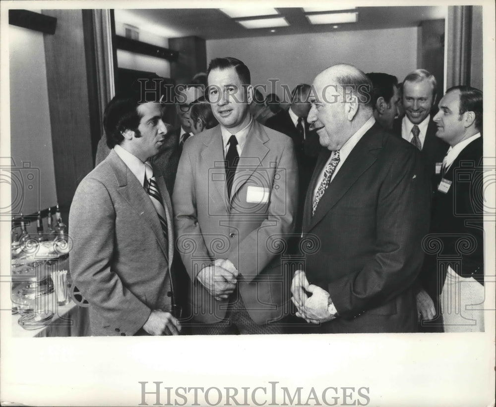 1972 Press Photo Milwaukee Bucks basketball coach Larry Costello attends event - Historic Images