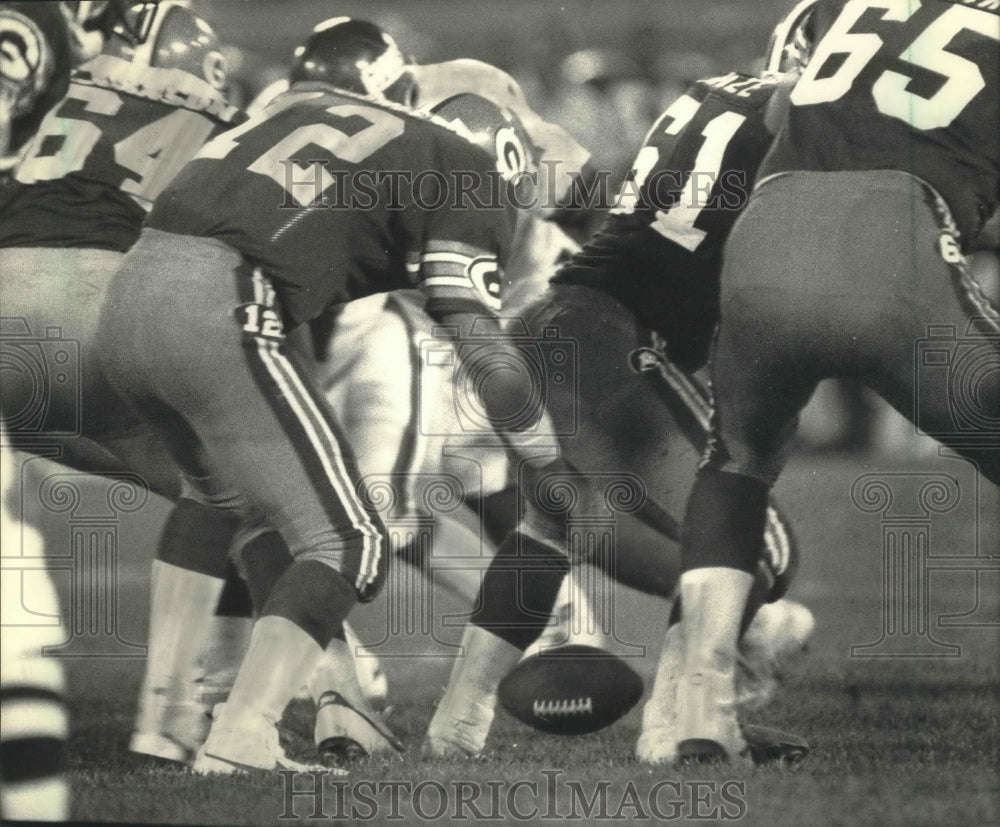 1986 Press Photo Packers Lynn Dickey dropped the snap; recovered by the Giants. - Historic Images