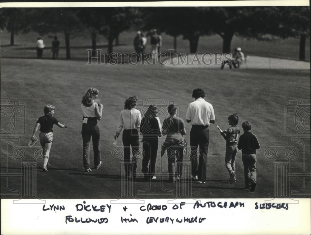 1982 Press Photo Green Bay Packers quarterback Lynn Dickey signs autographs- Historic Images