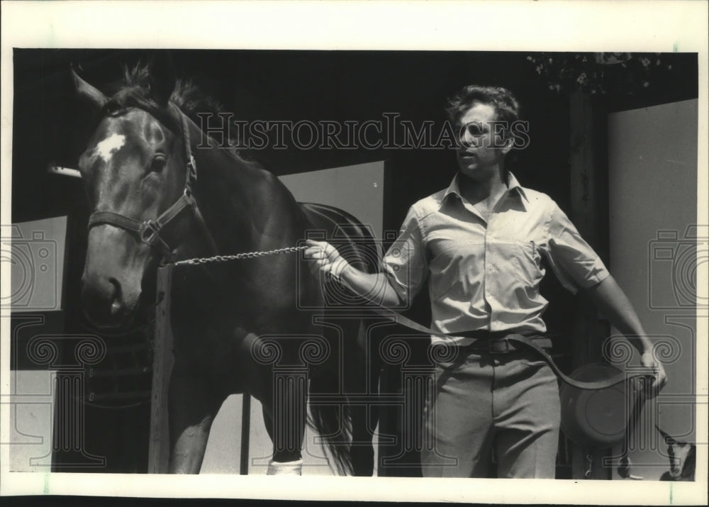 1985 Press Photo Peter Doth walks Double Right which he claimed at Canterbury. - Historic Images