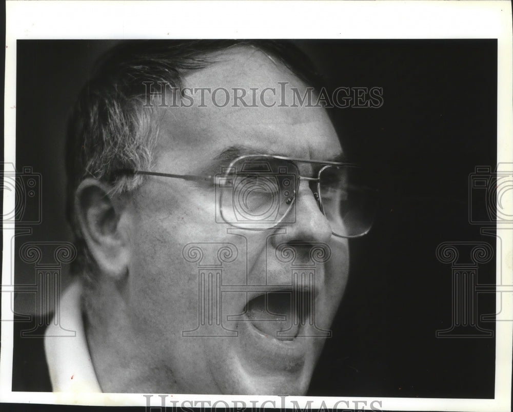 1990 Press Photo Oconomowoc wrestling coach Gale Dougins shouts during match- Historic Images