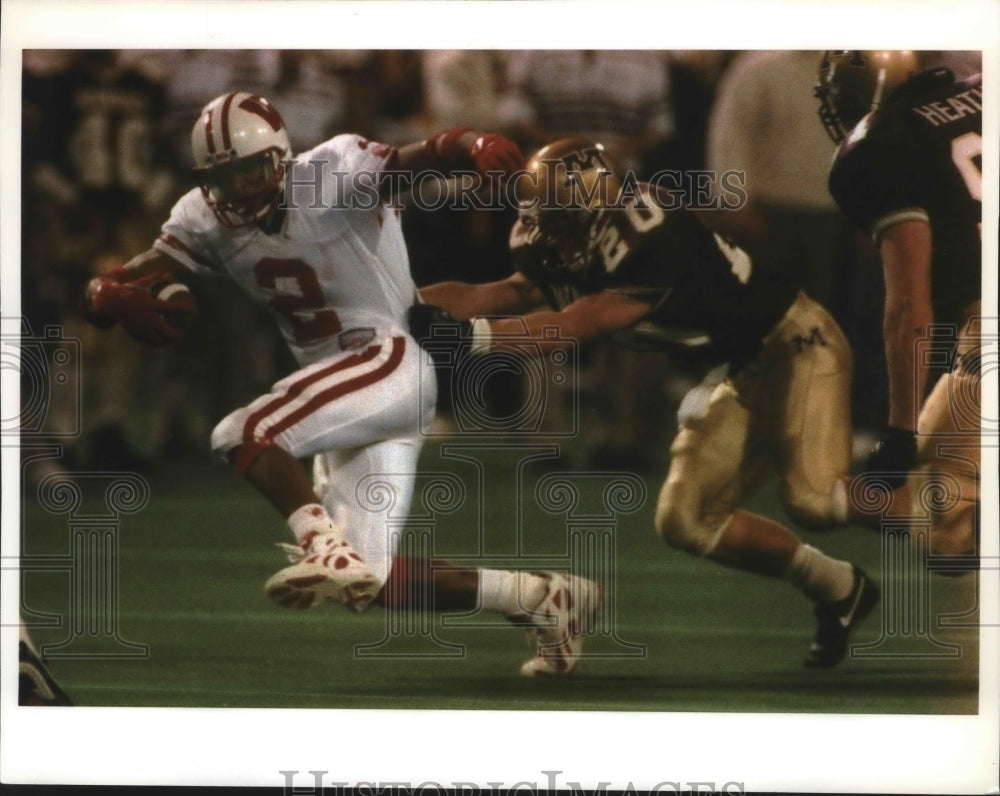 1993 Press Photo Wisconsin football&#39;s Lee DeRamus during game against Minnesota- Historic Images