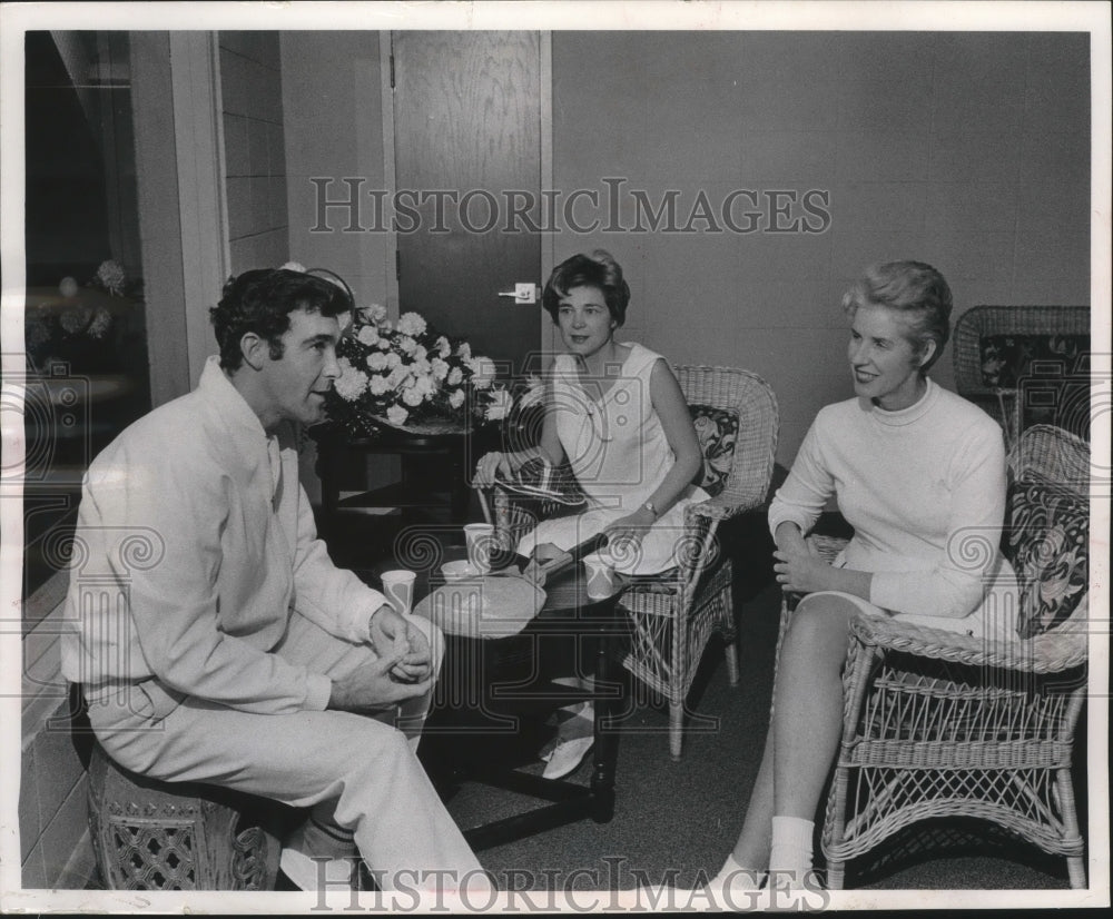 1965 Tennis pro Michael Davies gives tips to club members - Historic Images