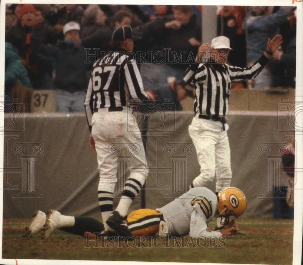 1993 Press Photo Packers football's Brett Favre buries head in hands during game- Historic Images