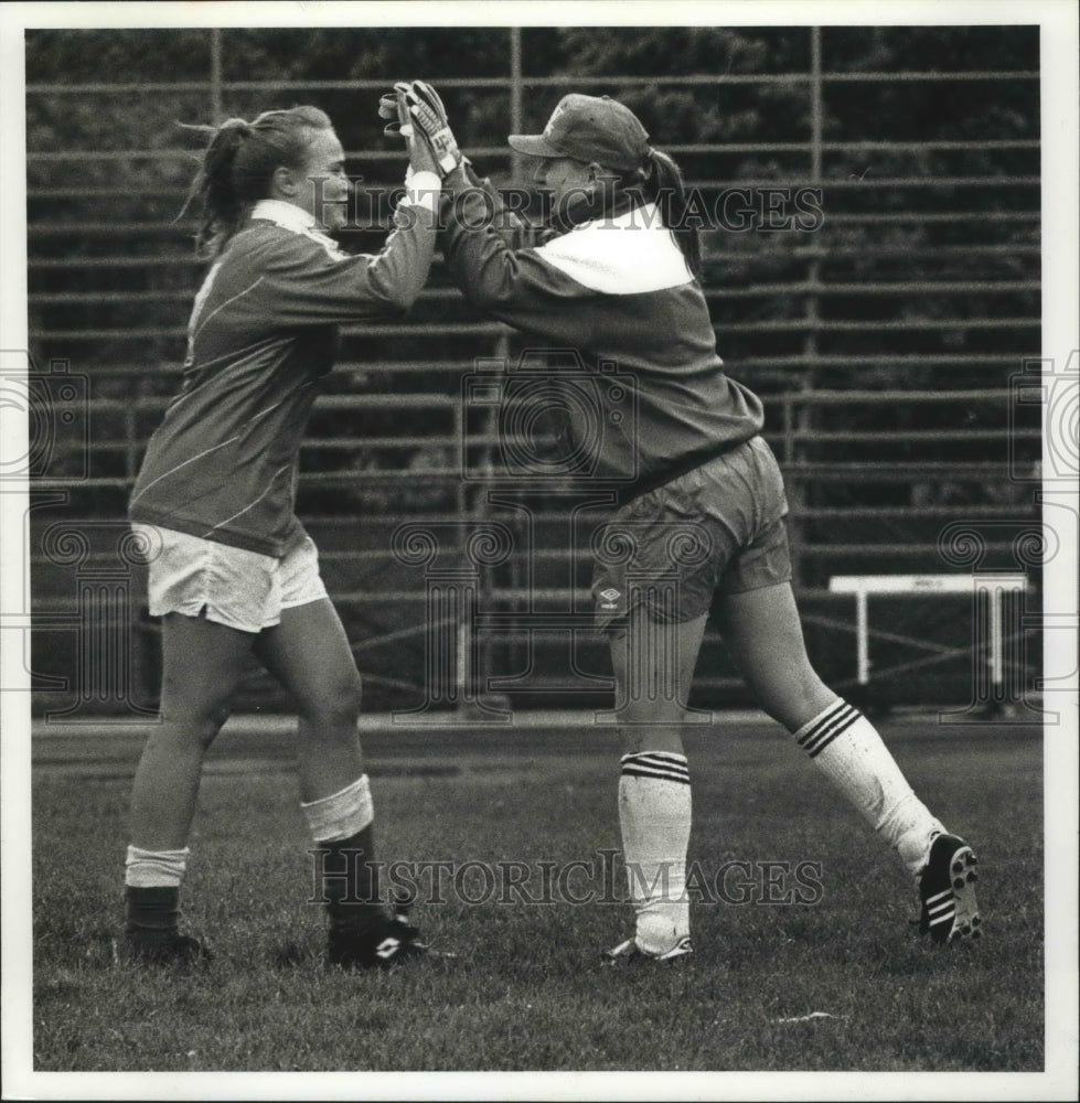 1990 Press Photo Wisconsin soccer star, Barb Endes celebrates with teammate - Historic Images