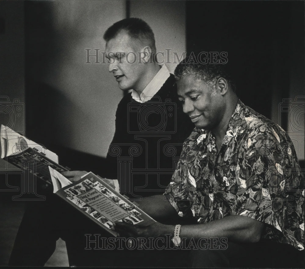 1990 Press Photo Basketball greats Jack Sikma and Oscar Robertson read poetry. - Historic Images