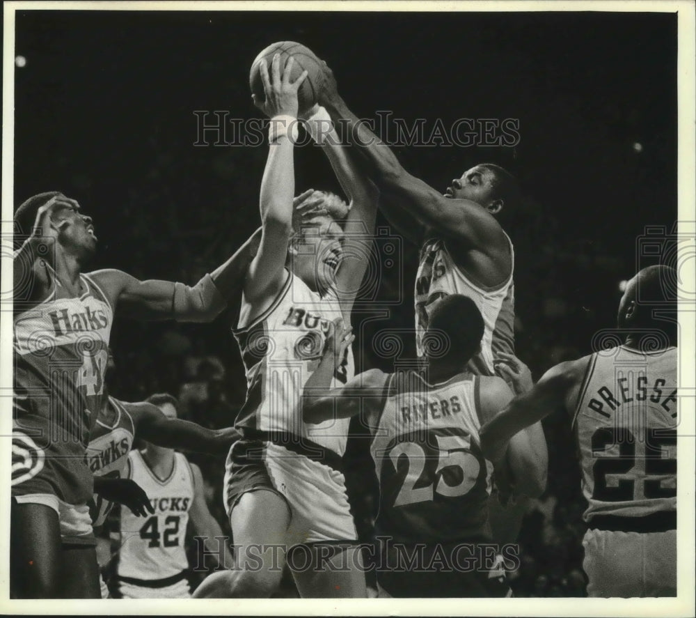 1988 Press Photo Jack Sikma making a crowded rebound against several opponents. - Historic Images