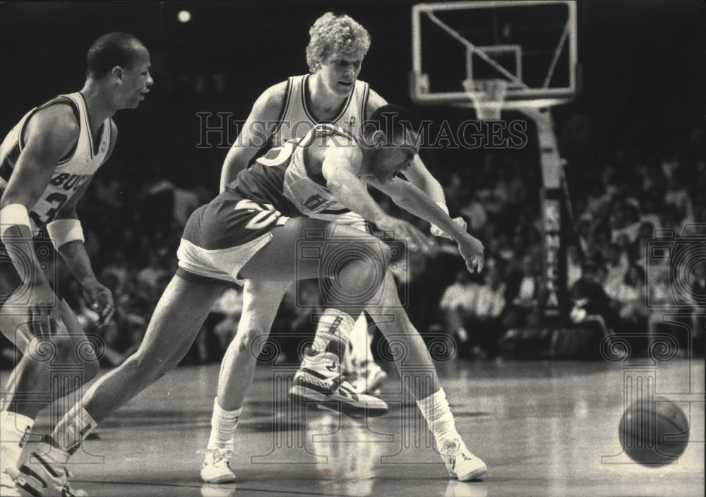 1988 Press Photo Milwaukee Bucks Jack Sikma battles for ball with Doc Rivers. - Historic Images