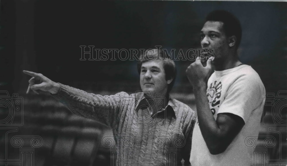 1977 Press Photo Bill Fitch points out a basketball play to Elmore Smith - Historic Images