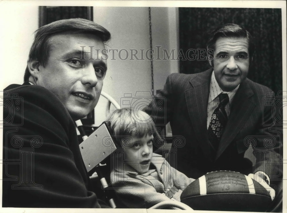 1973 Packers coach Dan Devine, Lt. Gov. Schreiber present football - Historic Images