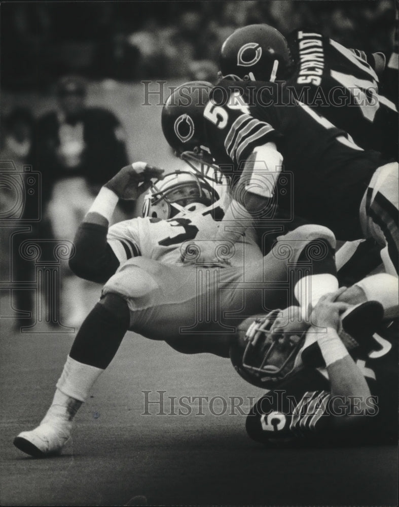 1980 Press Photo Packer running back Gerry Ellis tackled by three Chicago Bears.- Historic Images